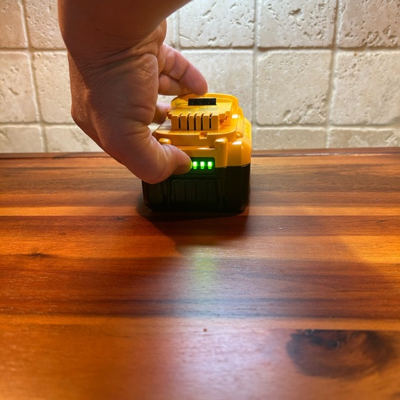 DeWalt 20V Lithium Ion Battery- 6AH- New- never used - Picture 4 of 6